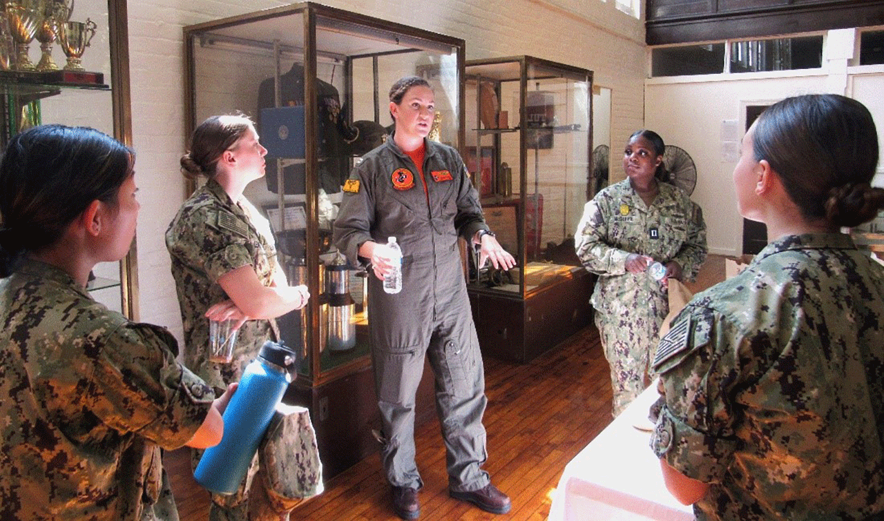 VT-2 instructor pilot giving advice to MIDN and Tulane Staff Officers