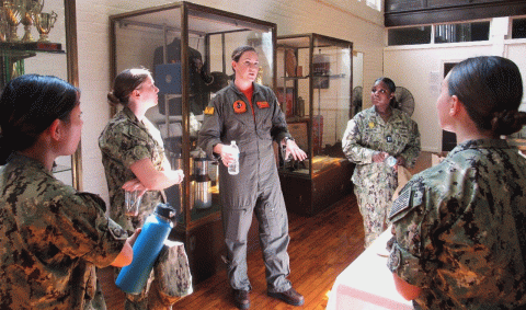 VT-2 instructor pilot giving advice to MIDN and Tulane Staff Officers VT-2 instructor pilot giving advice to MIDN and Tulane Staff Officers